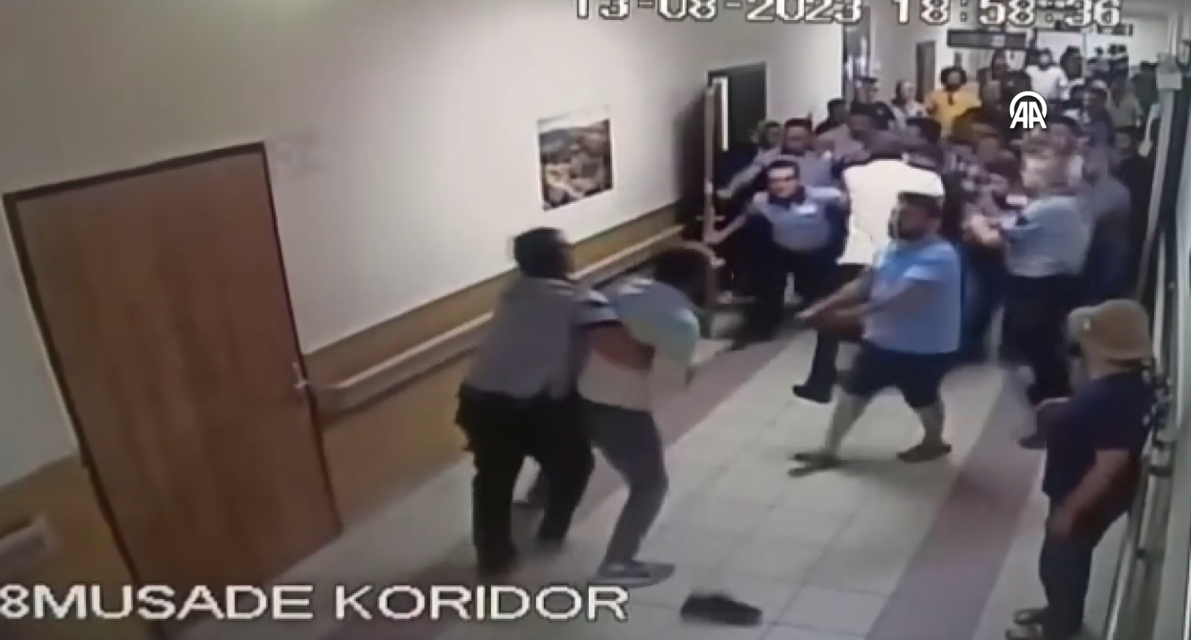 Hasta yakınları güvenlik görevlilerini dövdü… O görüntüler kamerada