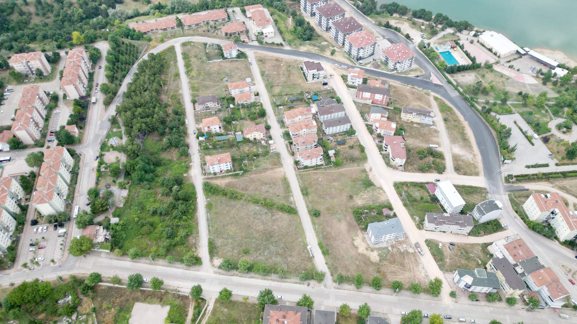 YENİCEKÖY MAHALLESİNDE YOL KAPLAMA ÇALIŞMALARI SÜRÜYOR