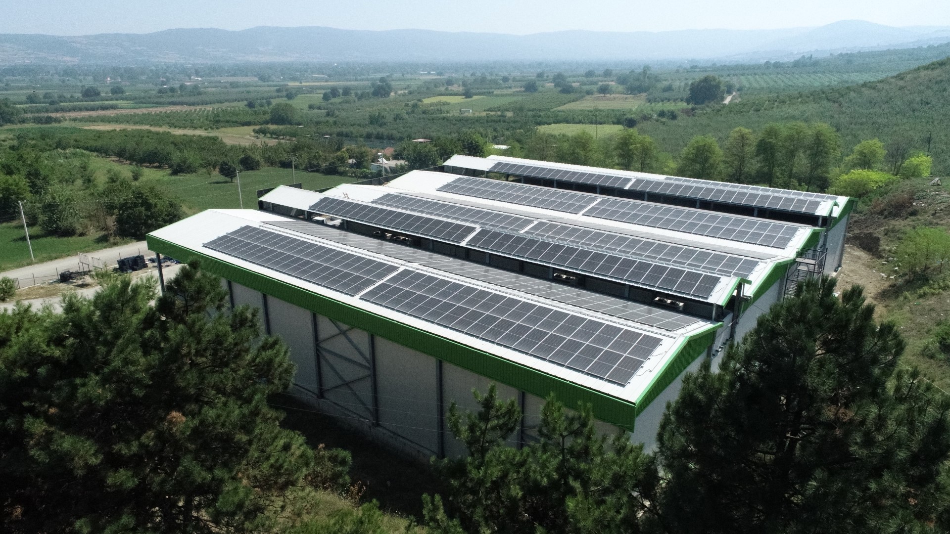 ENERJİSİNİ GÜNEŞTEN ALAN TESİS