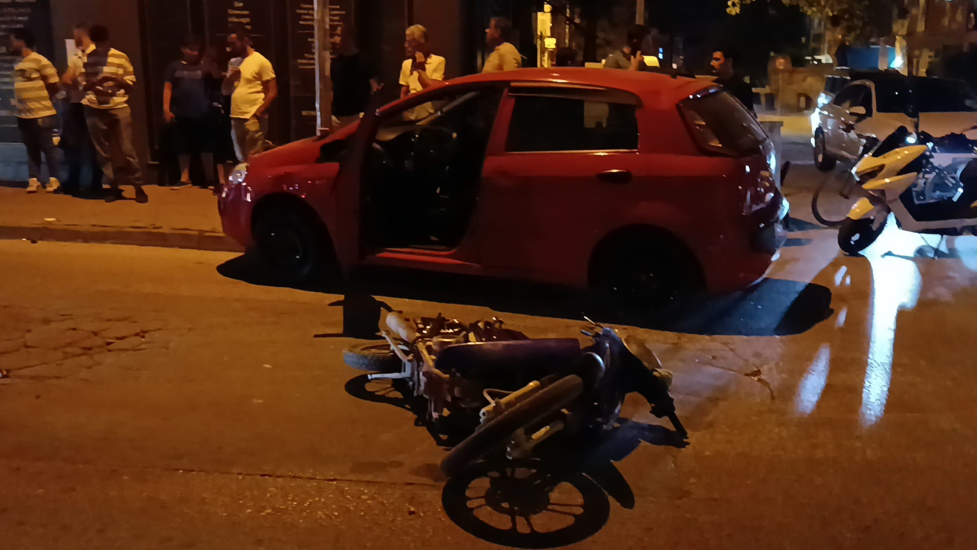 Motosiklet ile çarpışan otomobilin sürücüsü yaralandı