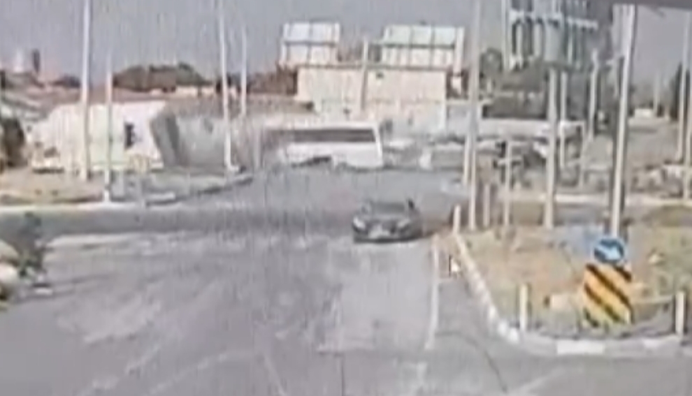 Midibüs ile kamyon çarpıştı, 25 kişi yaralandı