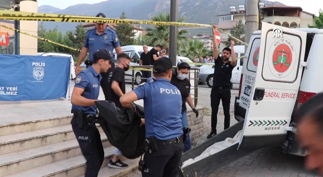 Boşanma aşamasındaki karısını silahla yaralayıp intihar etti