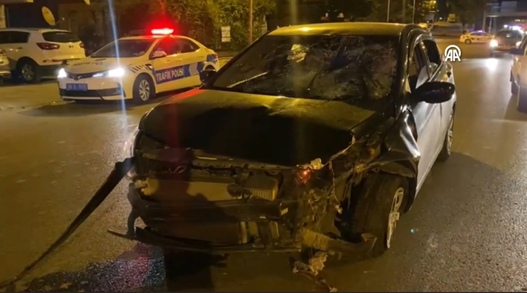 Silahlı kavgada 2 kişiyi yaralayan zanlılar otomobille kaçarken 2 yayaya çarptı