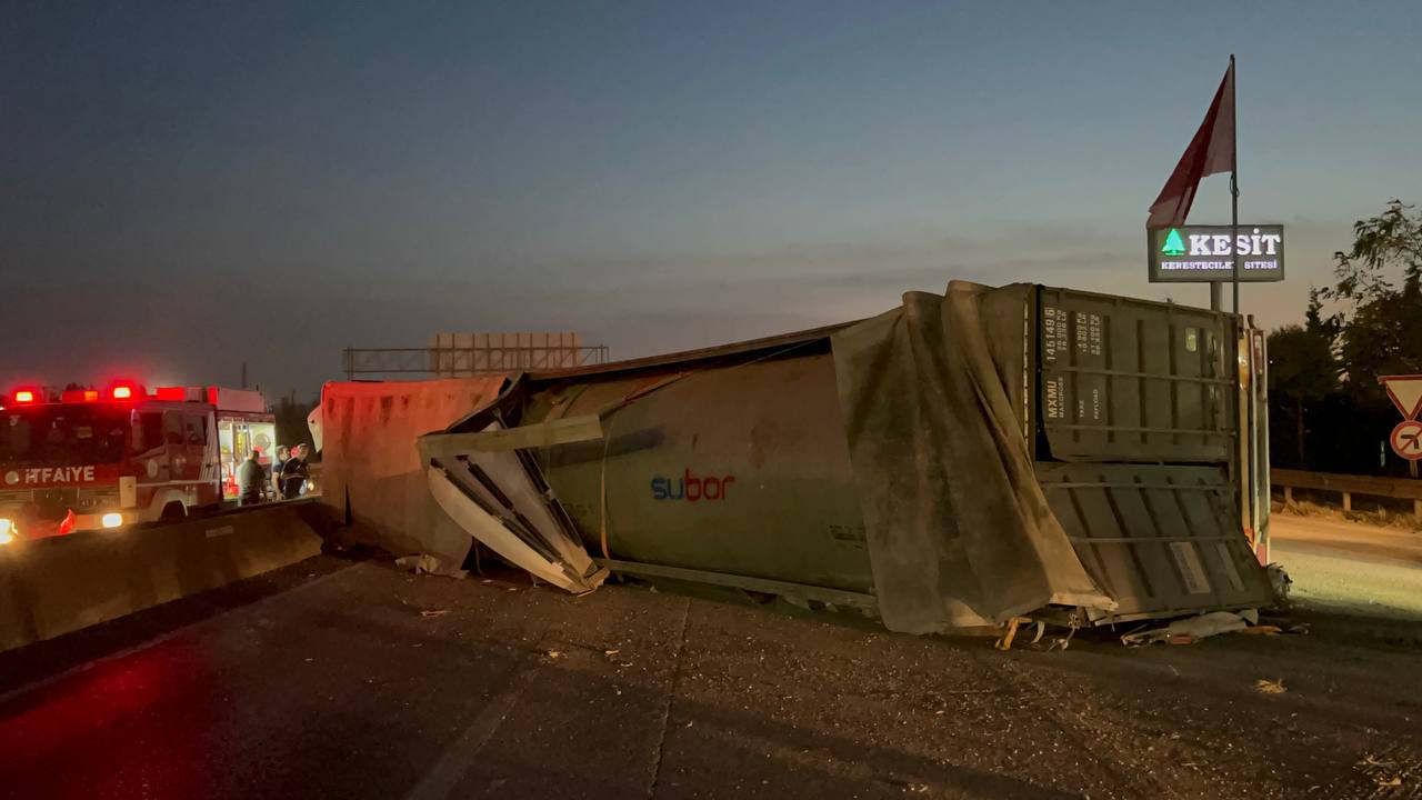 Su borusu yüklü tır devrildi 2 kişi yaralandı