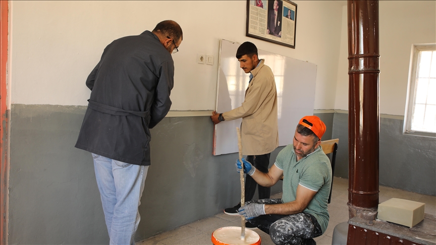 Öğretmen ve öğrenciler kırsal mahalledeki okulu yeni eğitim yılına hazırladı