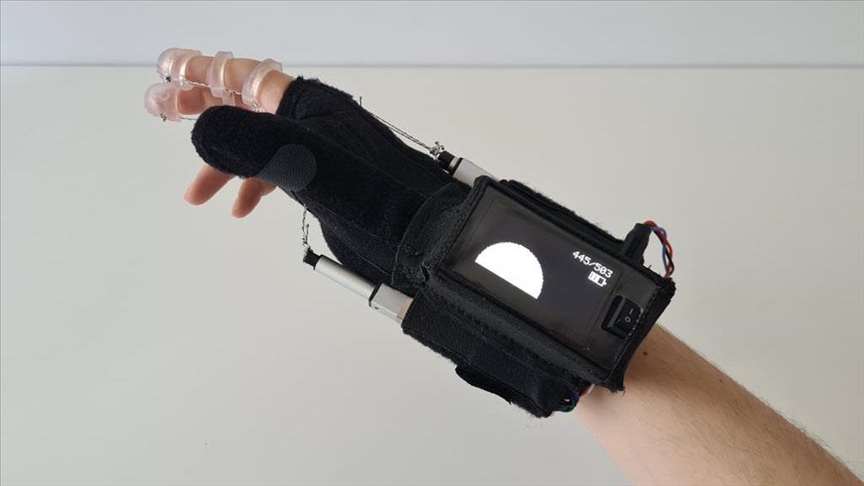 Uludağ Üniversitesinde kısmi felçli hastalar için “mobil el dış iskeleti” geliştirildi
