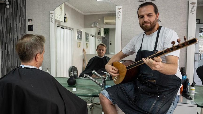 Tıraşa türkü arası verilen berbere, şehir dışından da müşteri geliyor