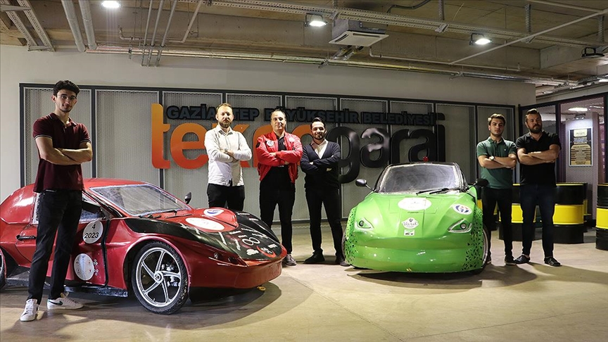 Üniversite öğrencileri “yapamazsınız” diyenlere inat 2 elektrikli otomobil üretti