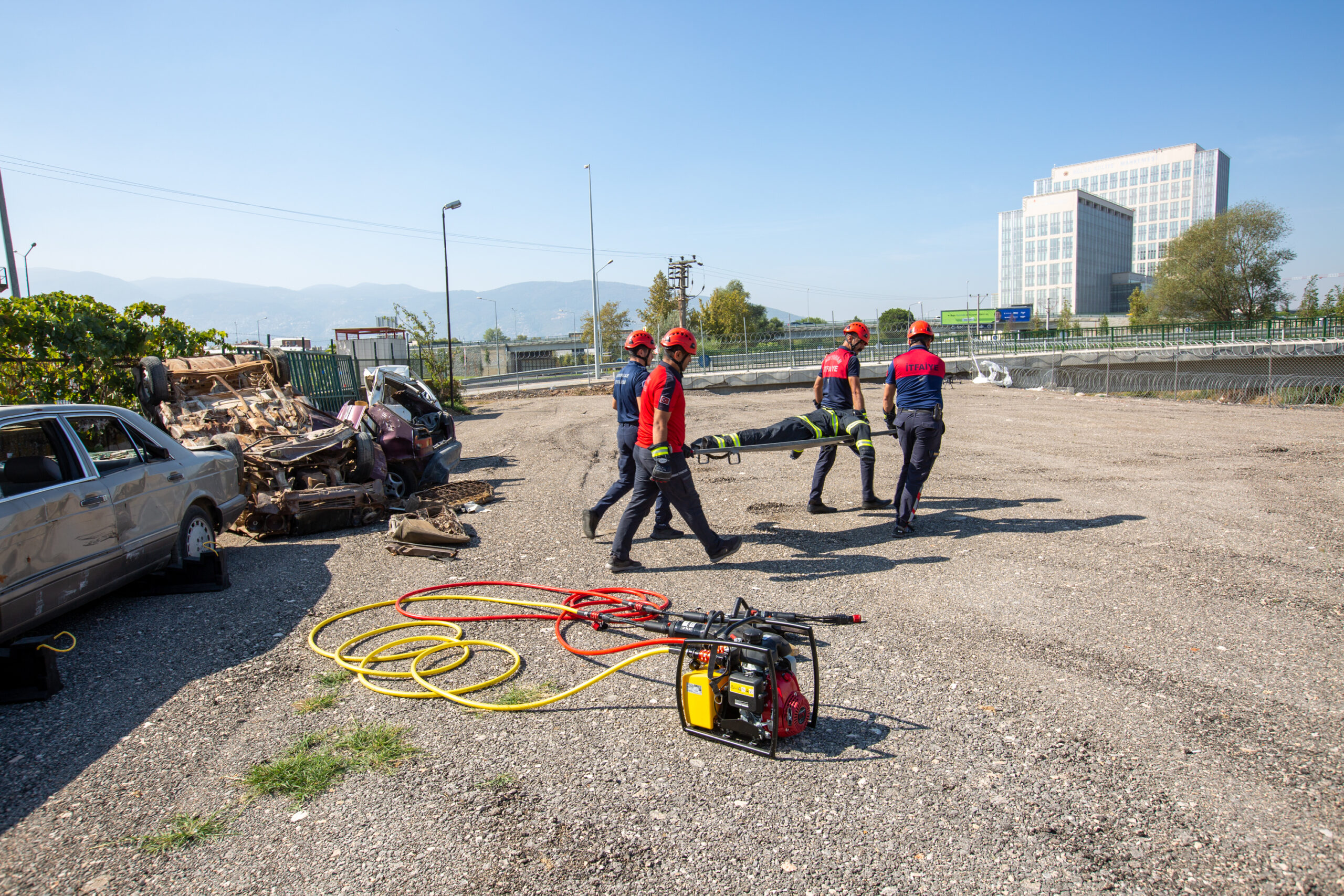İtfaiyenin her eğitimi gerçek gibi tatbikat