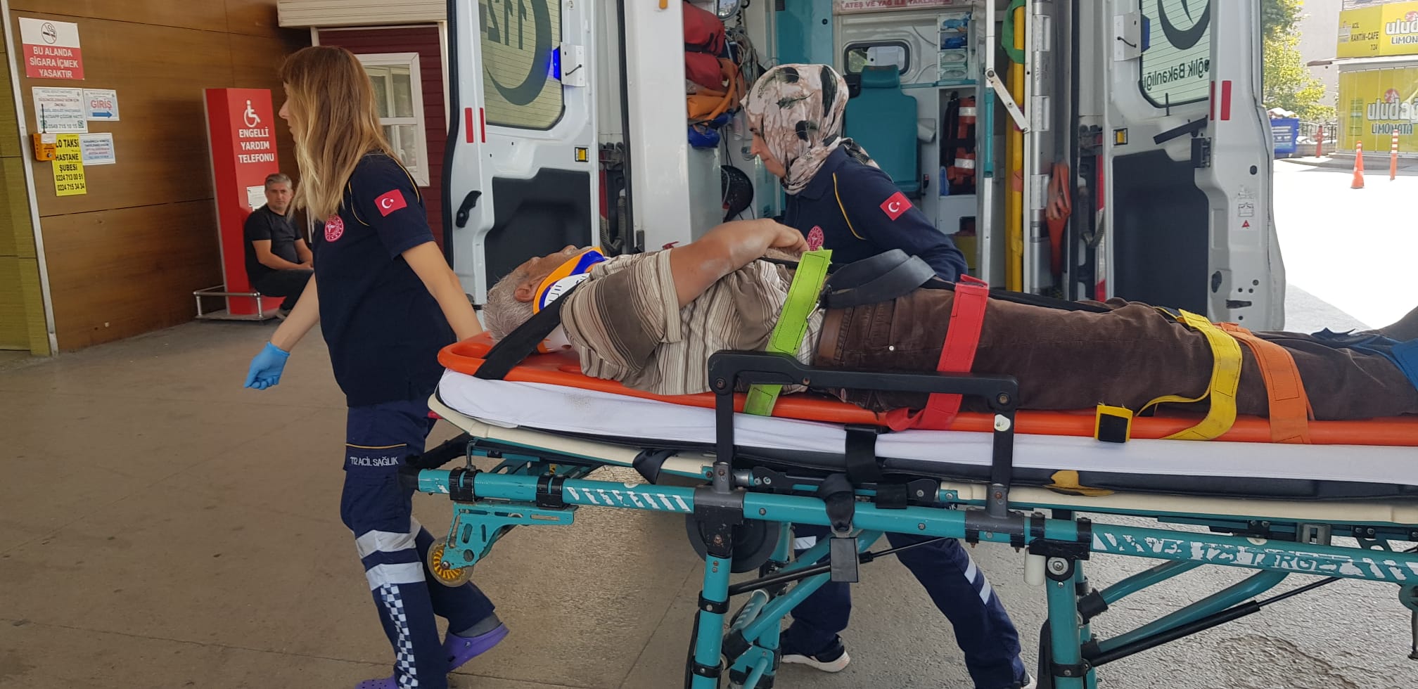 İnegöl’de feci olay… Demir iskele direklerinin altında kaldı