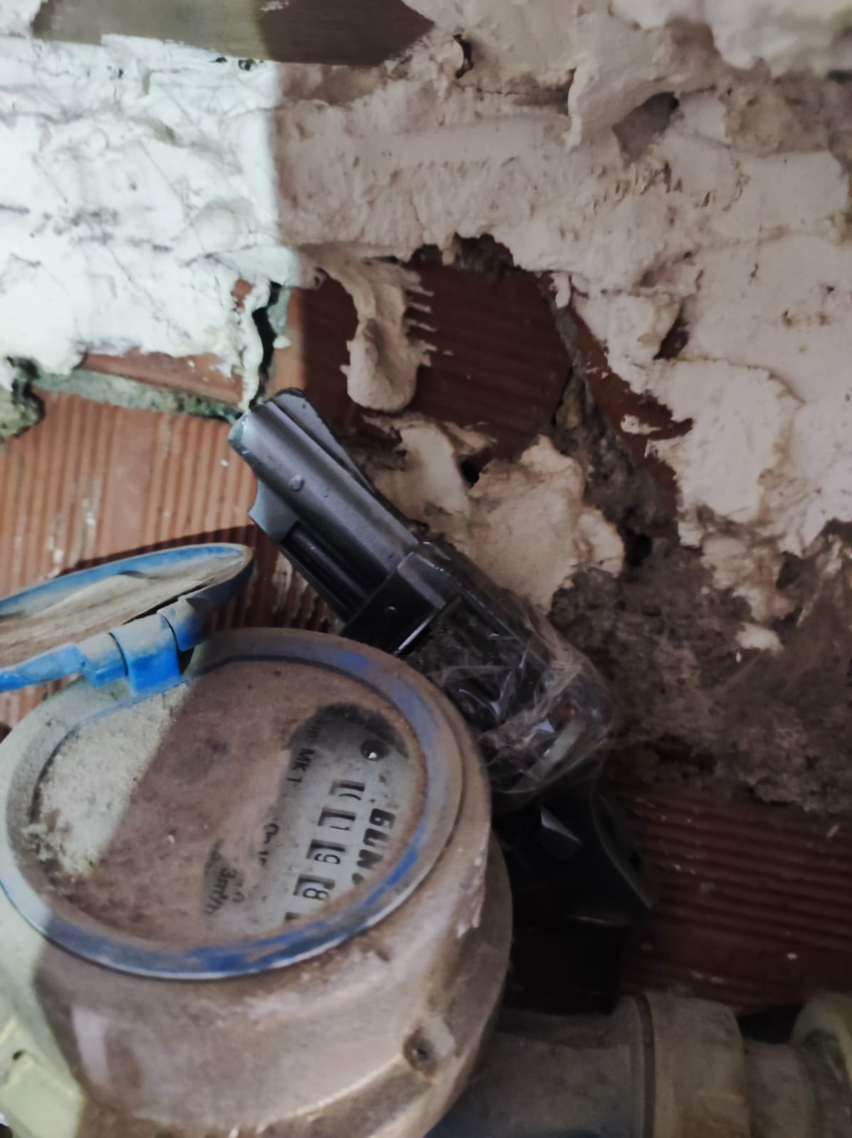 Su saatinin arkasına saklanmış tabanca bulundu