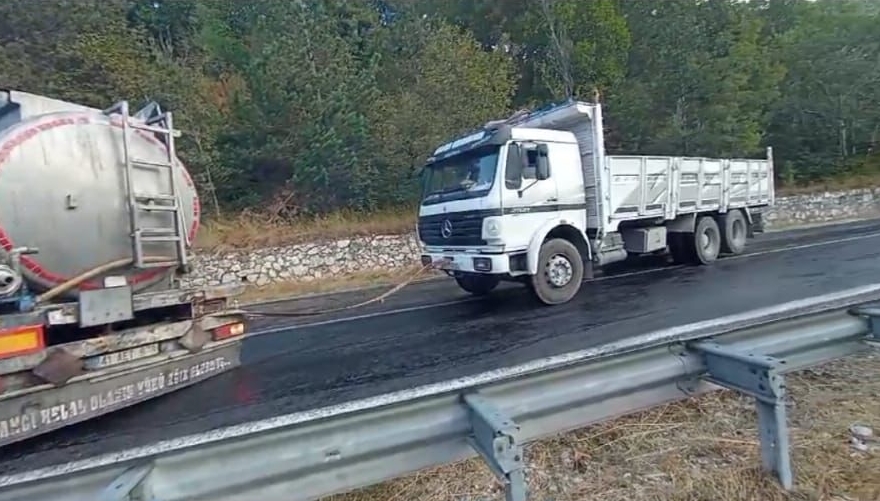 Kontrolden çıkan tır istinat duvarına çarptı