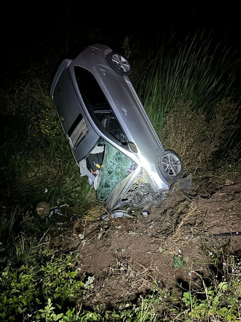 Devrilen otomobildeki 1 kişi öldü, 2 kişi yaralandı