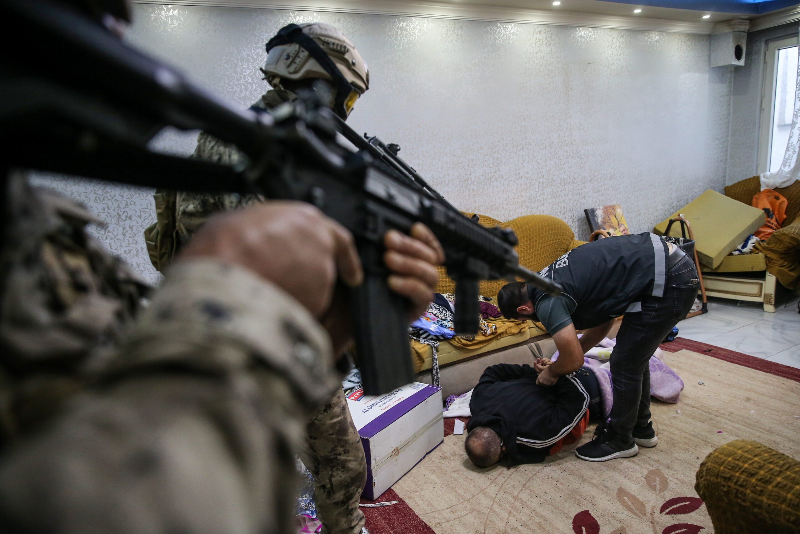 Şafak vakti helikopter destekli uyuşturucu operasyonu