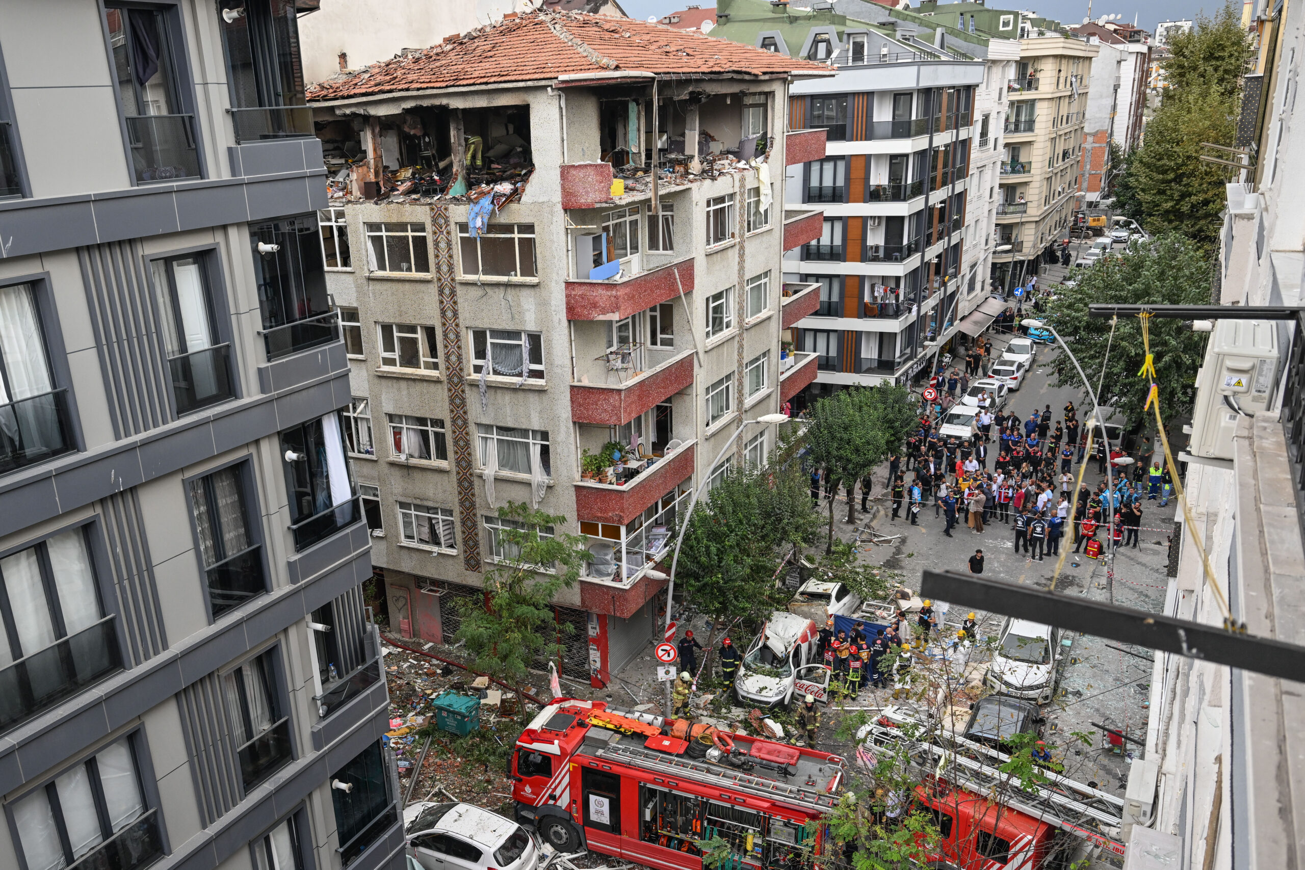 Binada yaşanan patlamada 1 kişi hayatını kaybetti, 4 kişi yaralandı