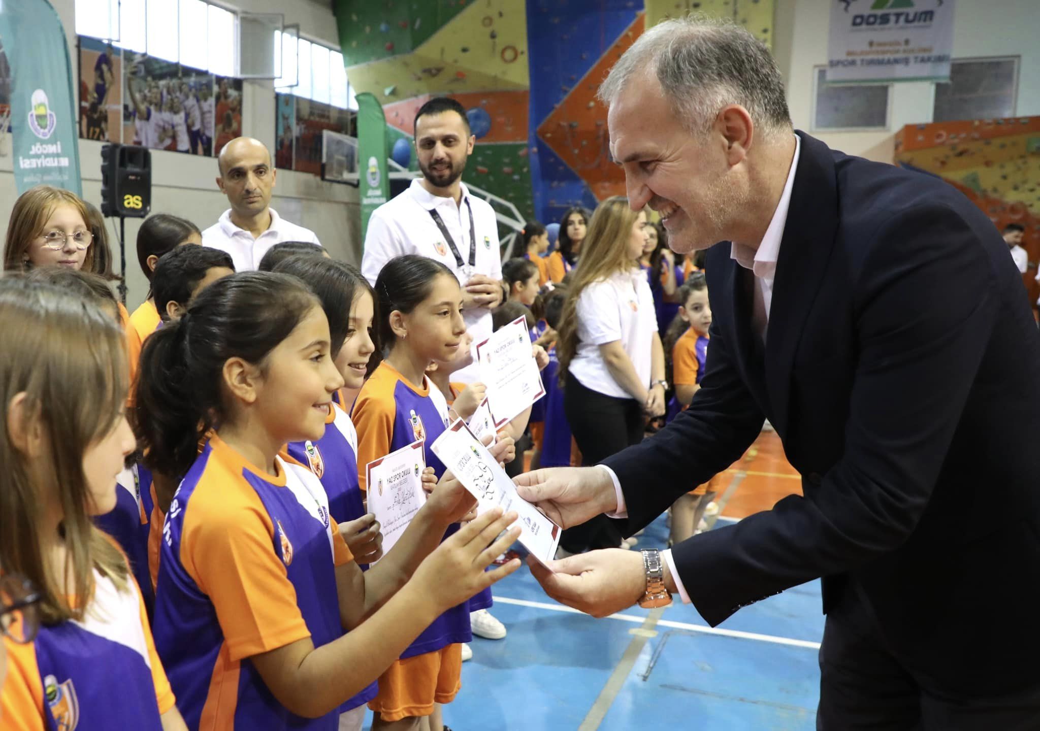 GELECEKTEKİ YILDIZLARI SERTİFİKALARINI ALDI