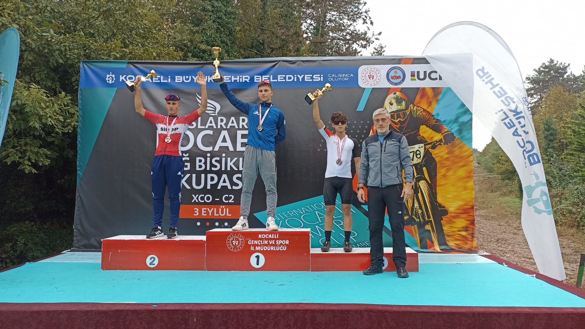 DOSTUM BİSİKLET TAKIMI KOCAELİ’DEN 3 MADALYAYLA DÖNDÜ
