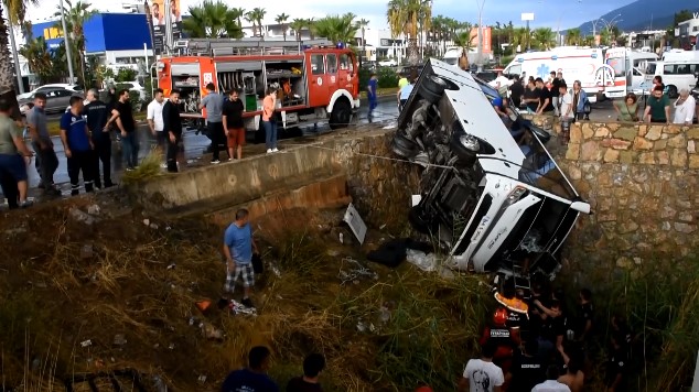 Dere yatağına devrilen midibüsteki 23 kişi yaralandı