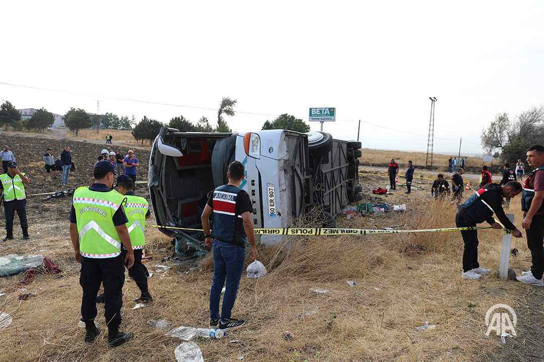 Devrilen yolcu otobüsündeki 6 kişi öldü, 35 kişi yaralandı