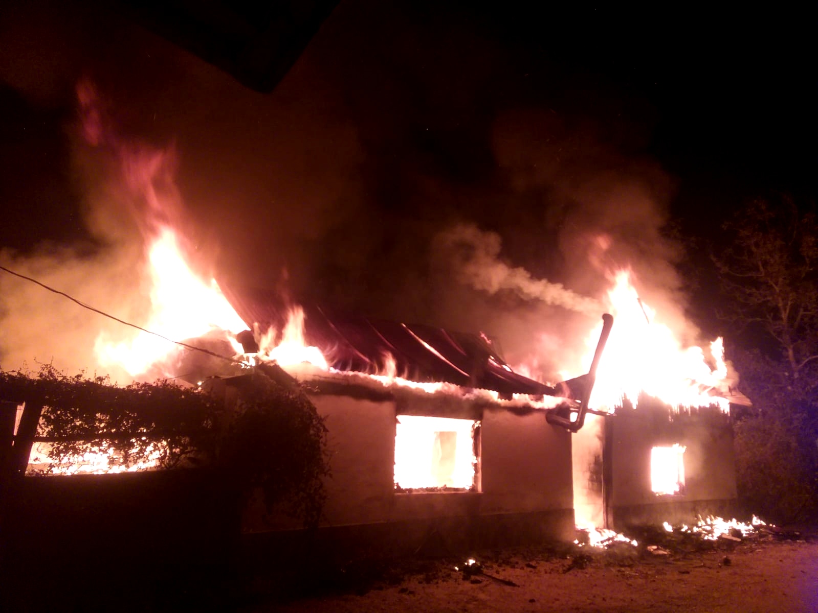 Tek katlı evde çıkan yangın, küle çevirdi