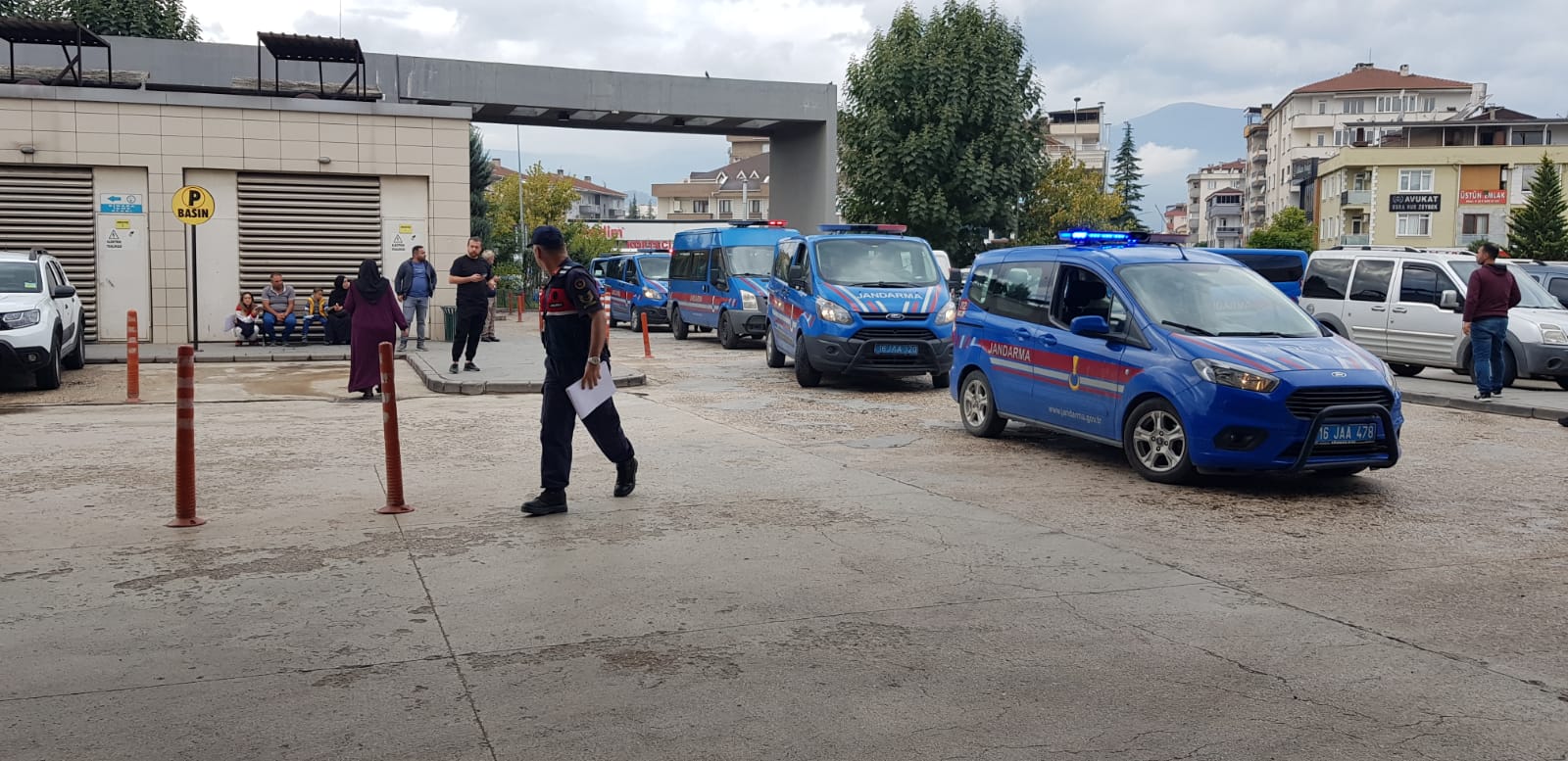 “İnegöl Terkinler Çetesi” operasyonunda  gözaltına alınan 35 şüpheli adliyeye sevk edildi