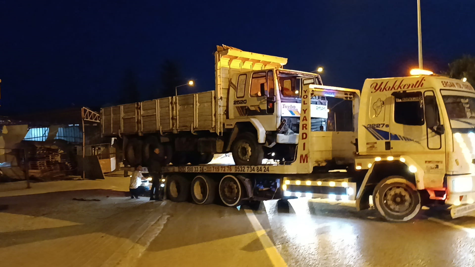 Freni patlayan kamyon işyerine dadı