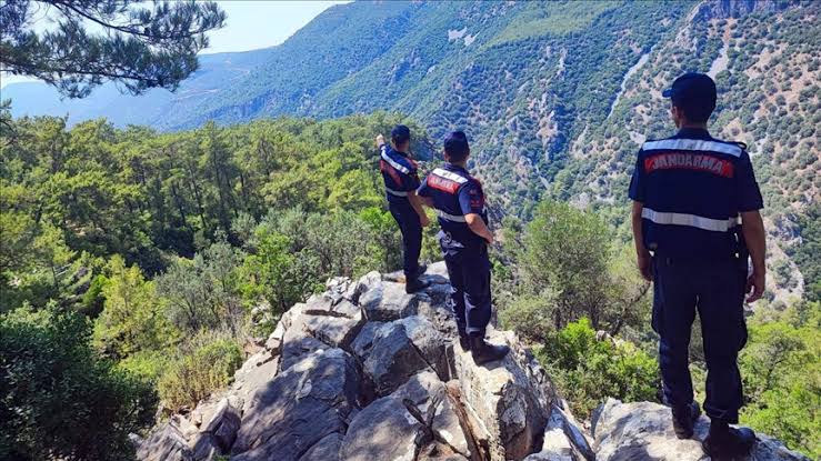 Silahla öldürüp ormanlık alana attılar