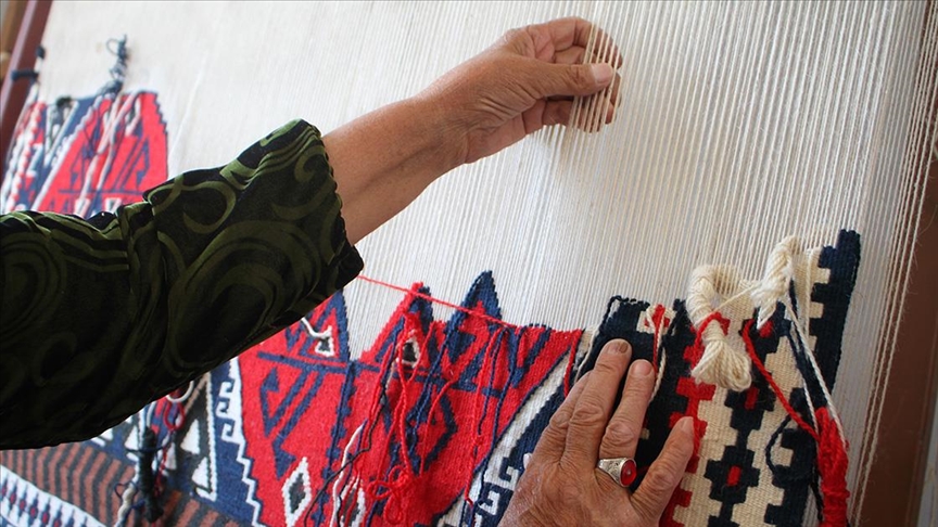 Kadınların dokuduğu kilimler yurt dışından da alıcı buluyor
