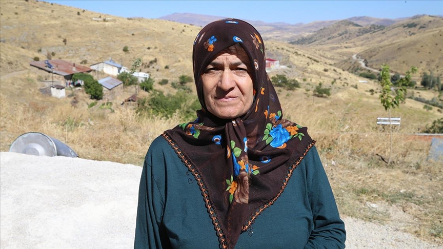 Deprem sonrası “ölü” olarak kayıtlara geçen kadın yaşadığını ispatlamaya çalışıyor