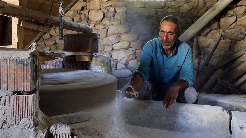 Baba yadigarı su değirmeninin çarkları 30 yıl sonra yeniden dönmeye başladı