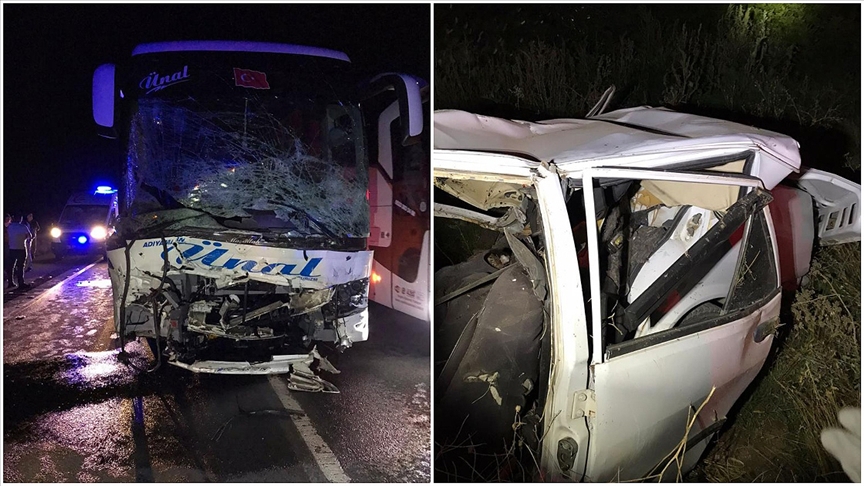 Yolcu otobüsü ile otomobil çarpıştı, 2 kişi öldü, 20 kişi yaralandı