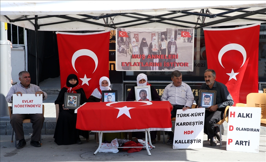 Muşlu aileler çocuklarına kavuşma ümidiyle HDP önündeki eylemlerini sürdürdü