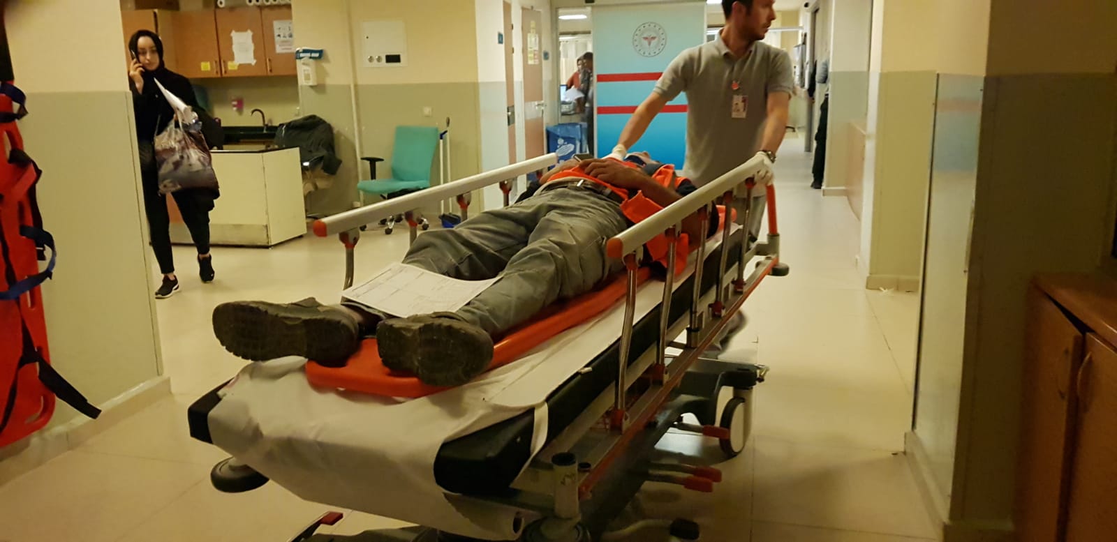 Devrilen beton mikserinin sürücü yaralandı