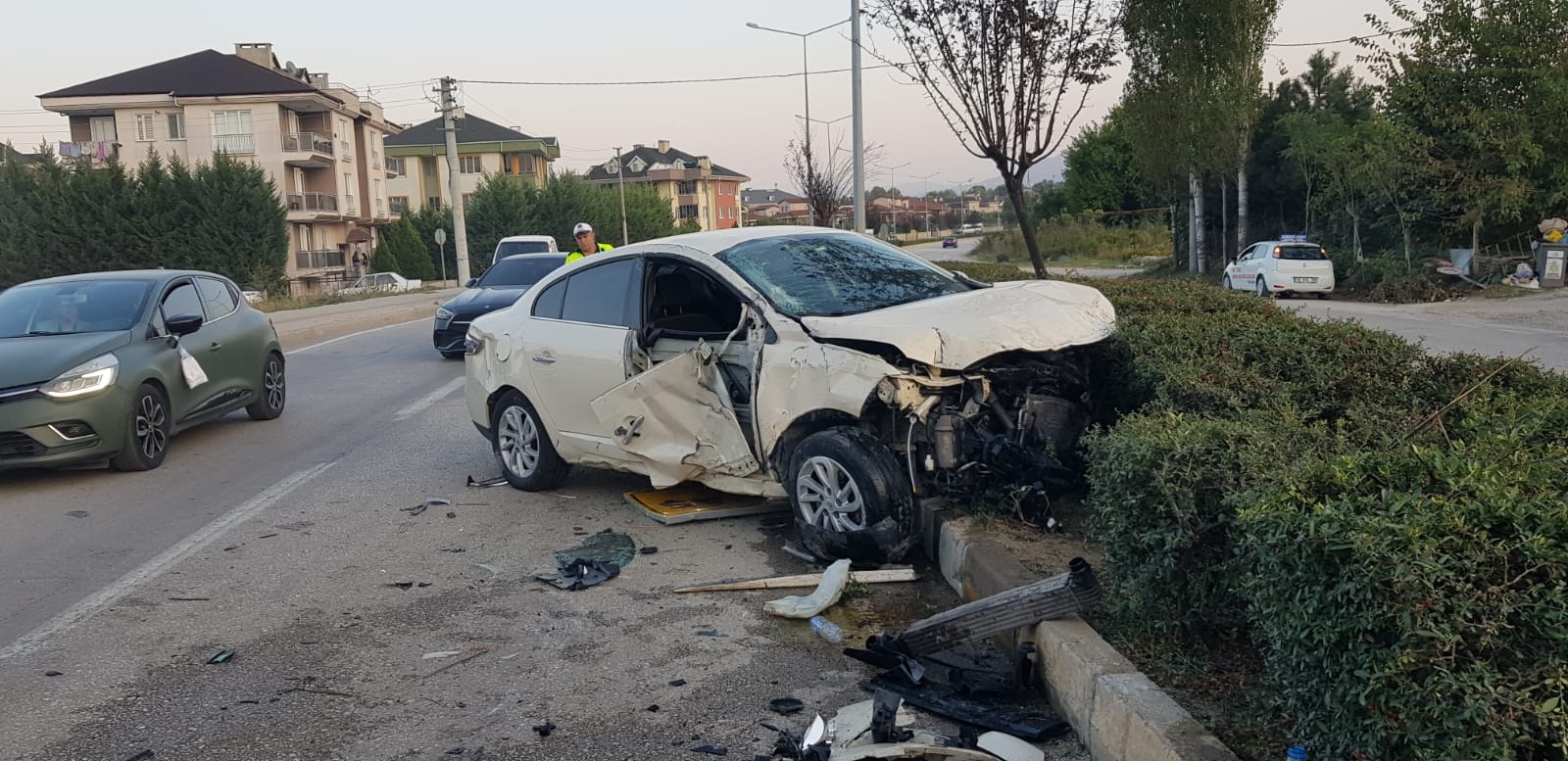 Takla atarak karşı şeride geçen otomobildeki 2 kişi yaralandı