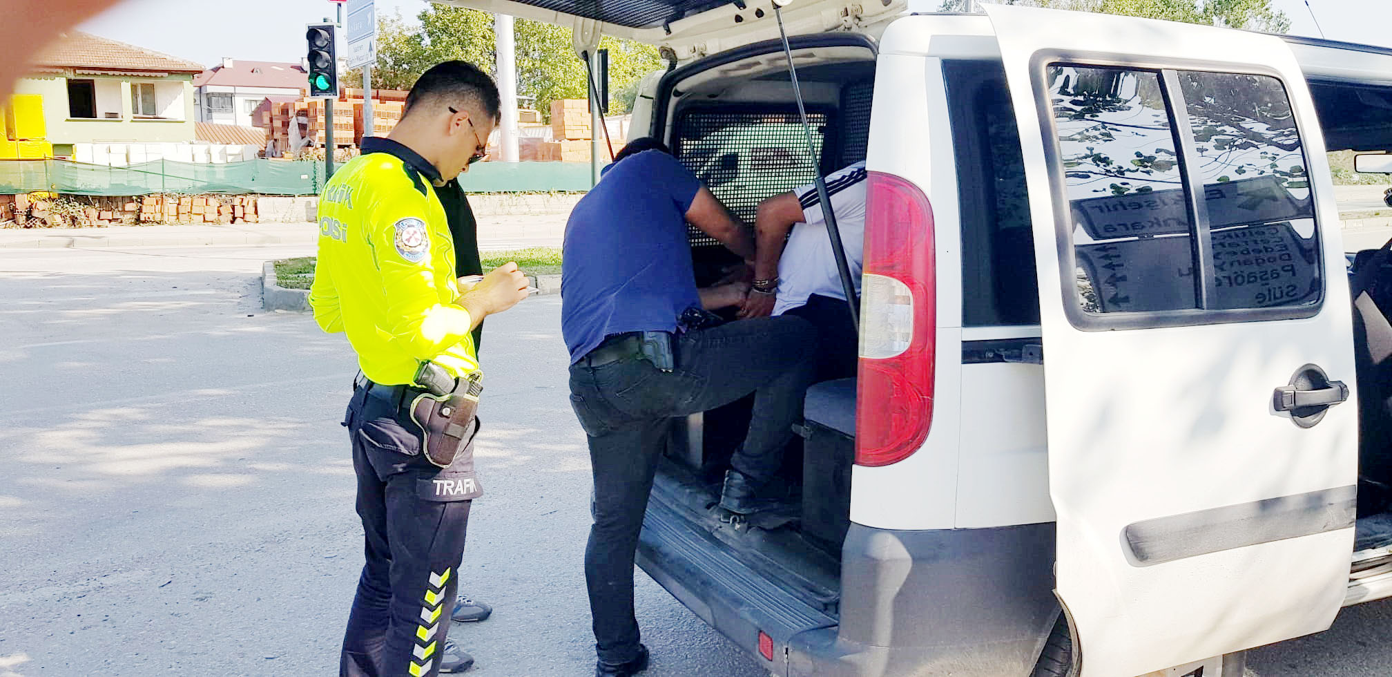 Motosiklet bırakıp tarlalık alana kaçan aranan şahıs yakalandı