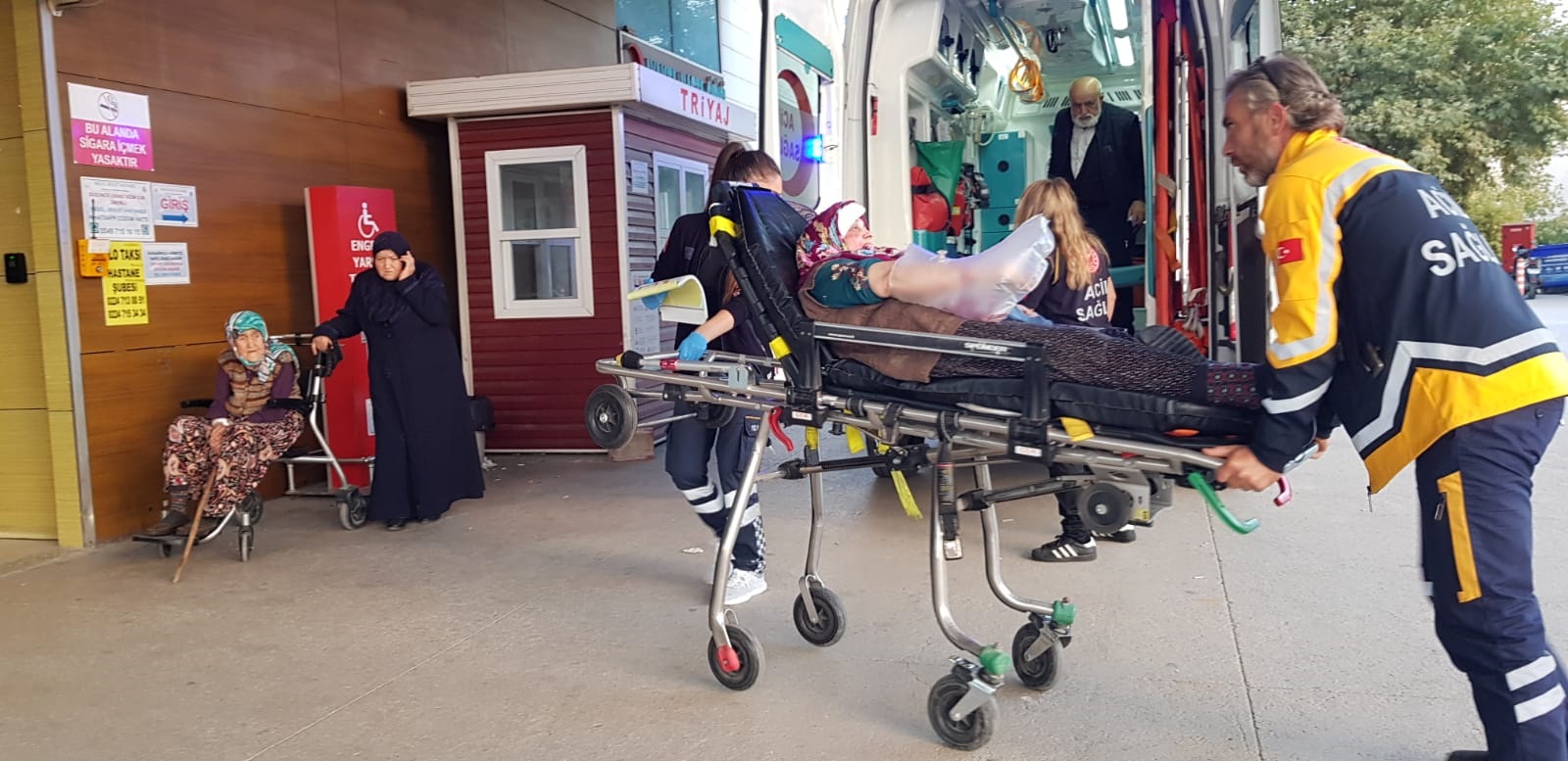 Merdivenden düşen yaşlı kadın yaralandı
