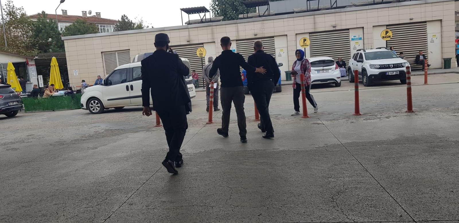 Sokak ortasında silahla yürüyen şahıs ekipleri teyakkuza geçirdi