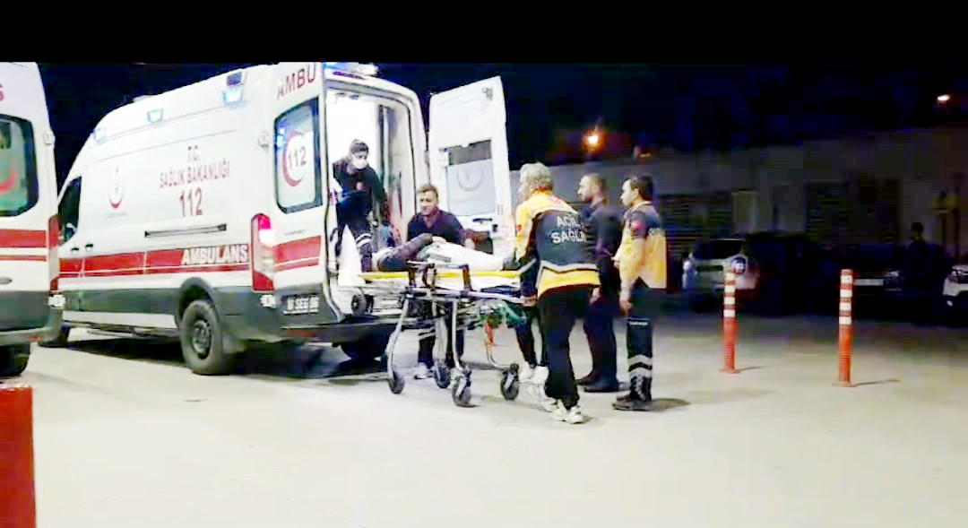 Balkondan otomobilin üzerine düşen kişi yaralandı