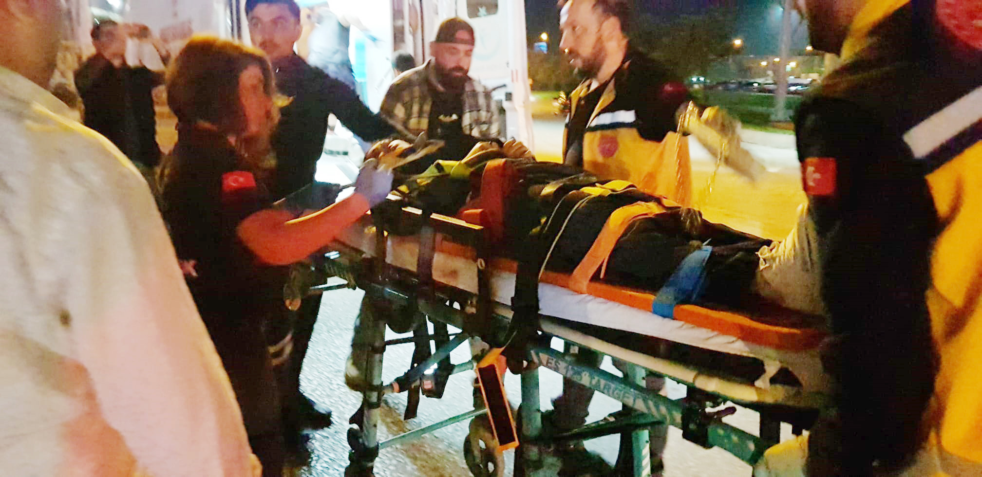 Yolun karısına geçmeye çalışan genç kız kazada yaralandı