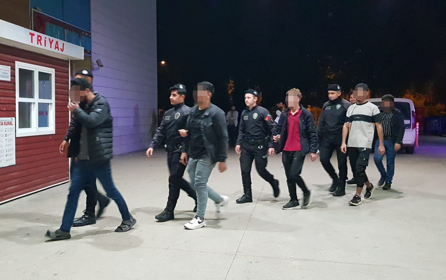 Bir binada 50 göçmen yakalandı