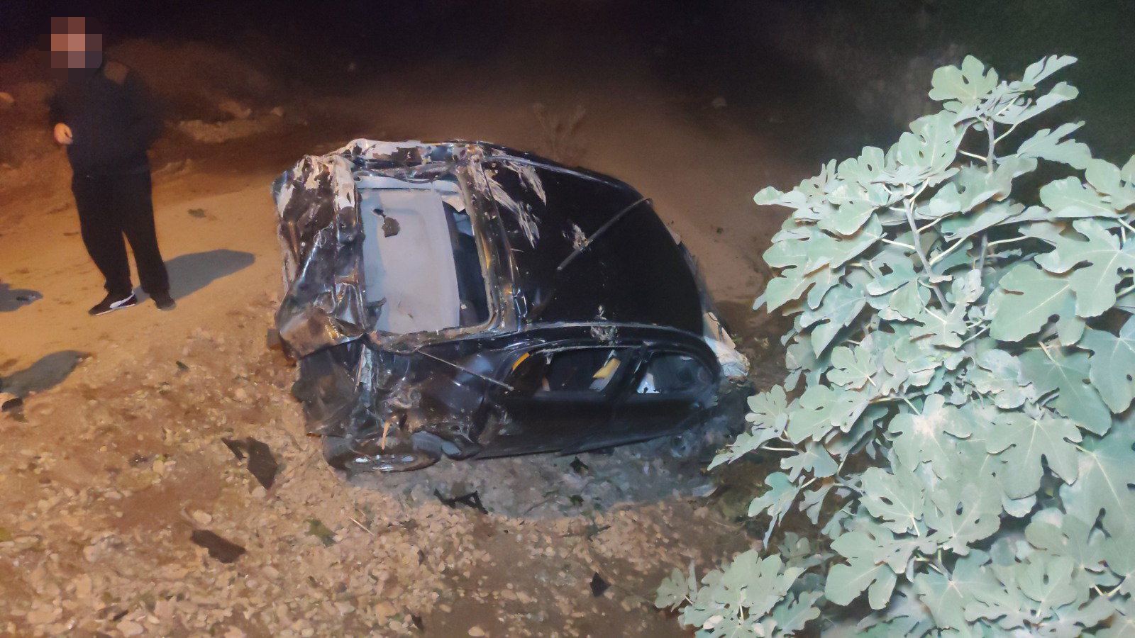 Devrilen otomobildeki 3 kişi yaralandı