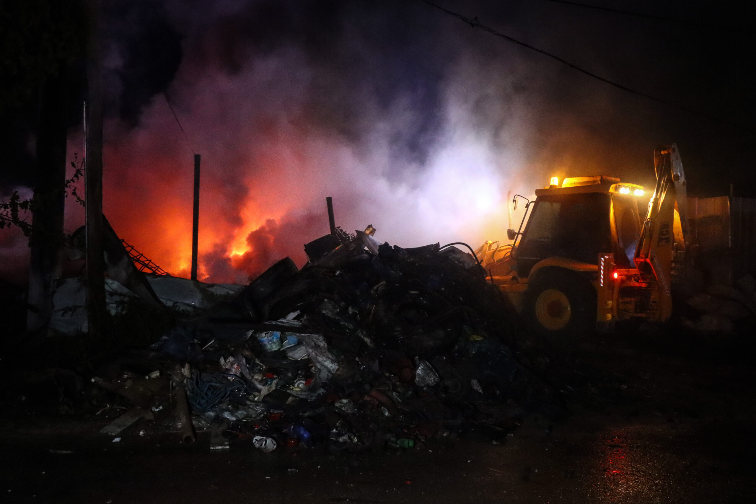 Atık malzemelerin toplandığı alanda çıkan yangın söndürüldü