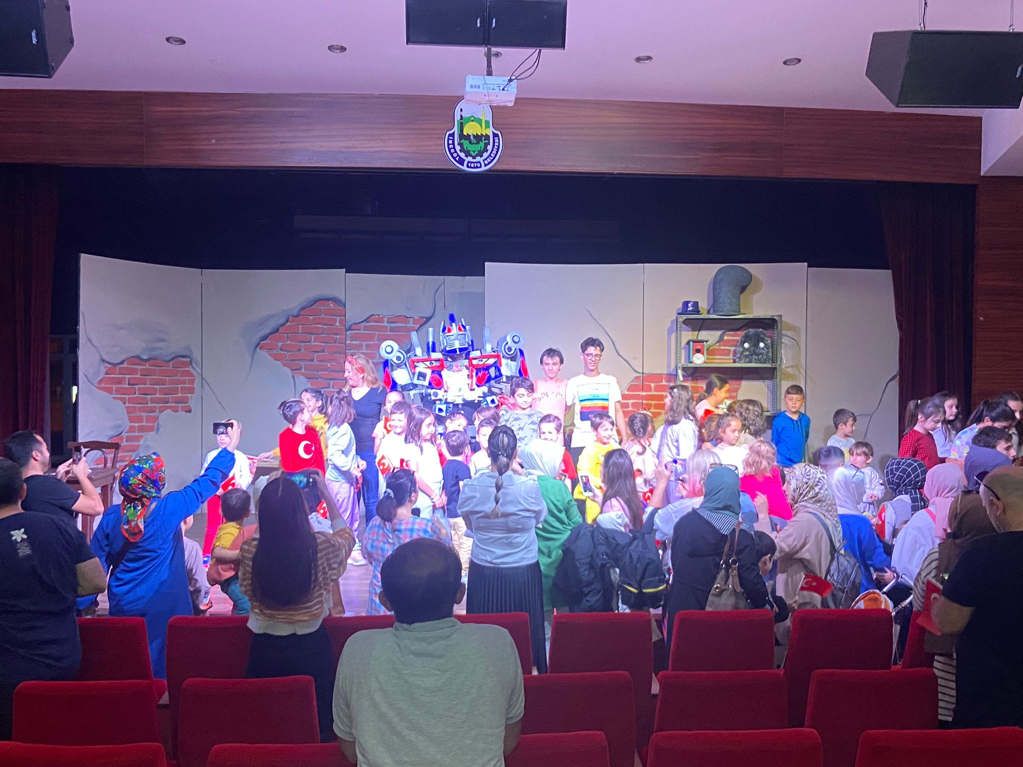 İNEGÖLLÜ ÇOCUKLAR CUMHURİYETİ TİYATROYLA KUTLADI