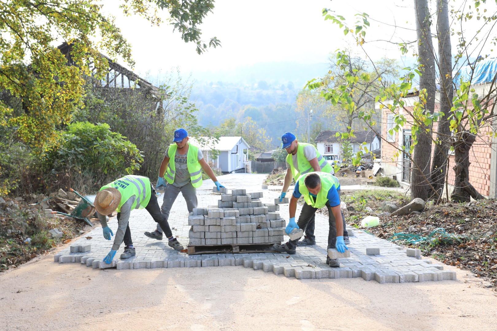 HACIKARA’DA SOKAKLAR PARKE TAŞLA KAPLANIYOR