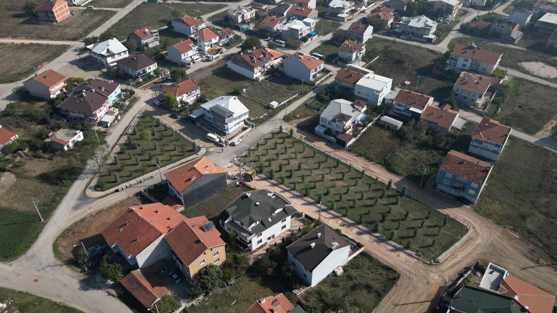 AKHİSAR MAHALLESİNDE YOL KAPLAMA ÇALIŞMALARINDA SONA GELİNDİ