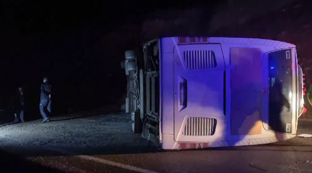 Otobüs devrilmesi sonucu 38 kişi yaralandı