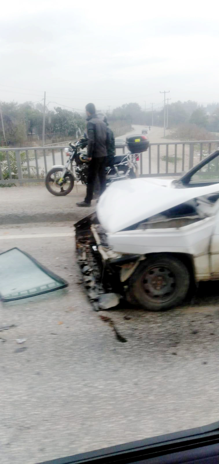 Kamyona arkadan çarpan otomobildeki 2 kişi yaralandı
