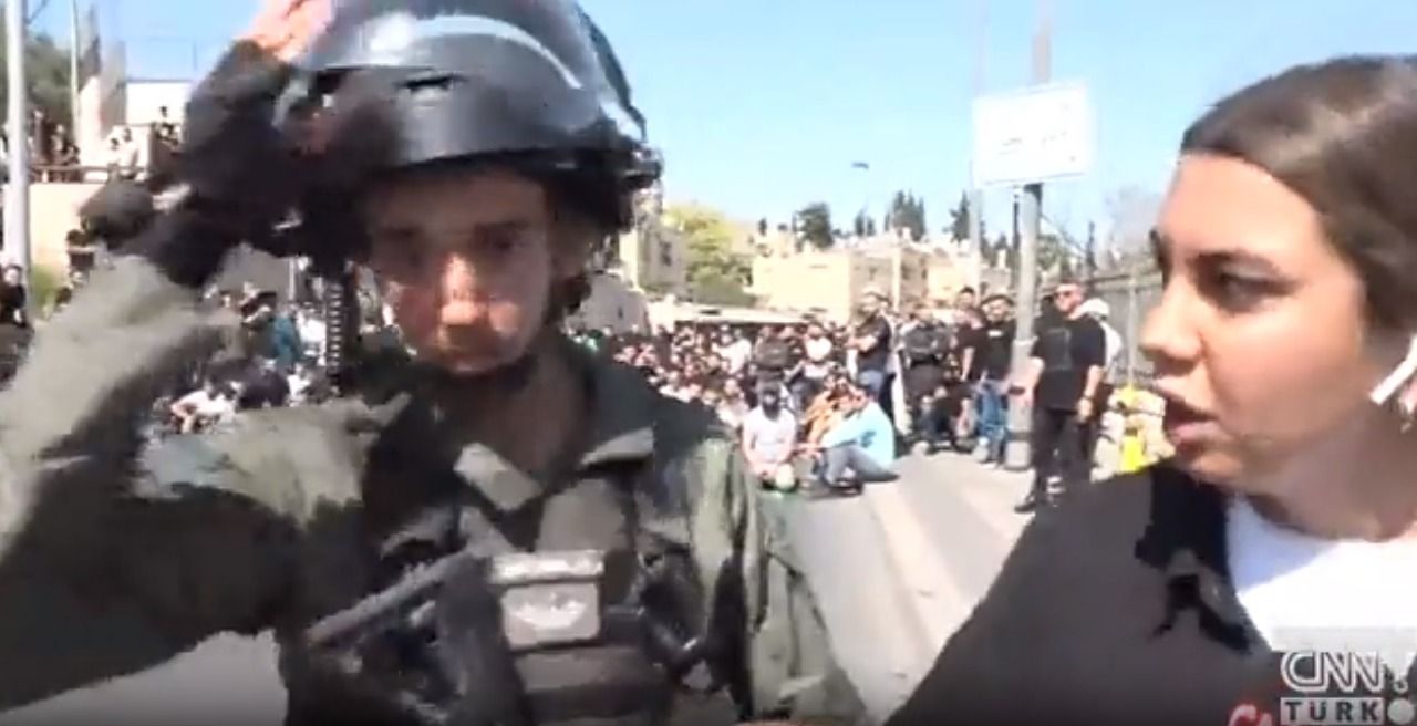Türk muhabire İsrail polisinin müdahalesi kamerada