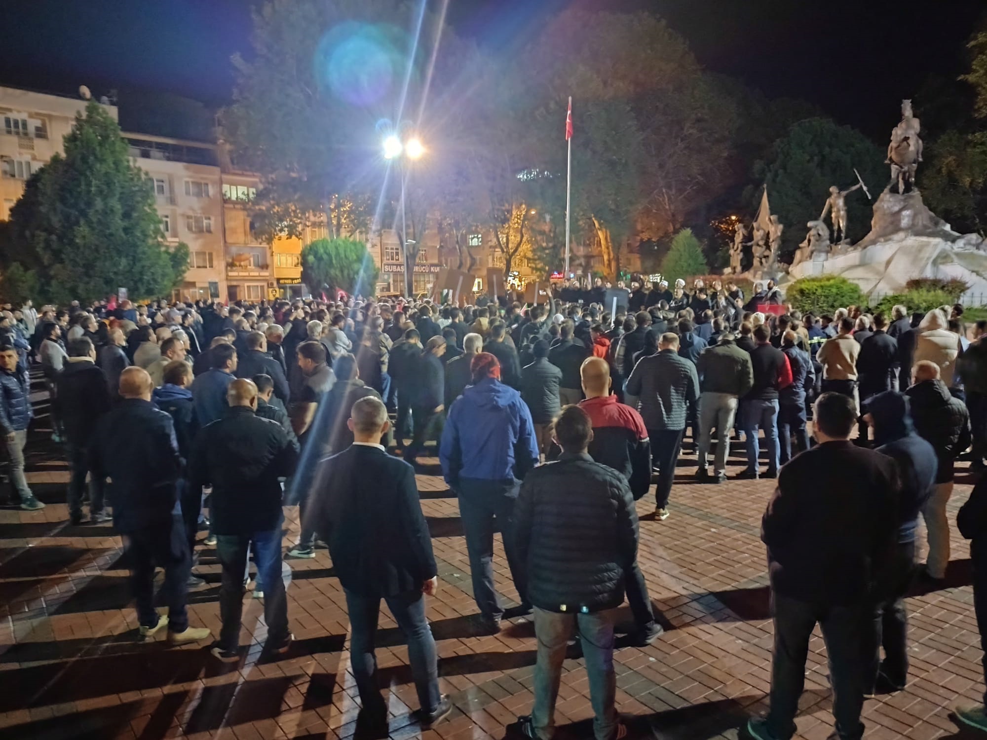 İsrail, Gazze’de hastaneyi hedef aldı İnegöl’de binlerce vatandaş sokaklara döküldü