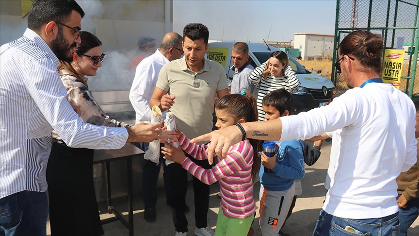 Kebapçı mangalını 2 yıldır öğrenciler için yakıyor